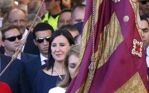 maria Jose Catala portadora Senyera