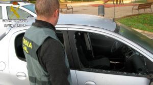 Guardia civil coches ventanillas rotas