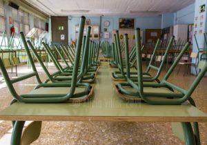 colegio aulas sillas