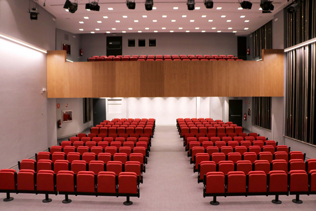 El salón de actos del Ayuntamiento de Torrent reabre sus puertas tras ...