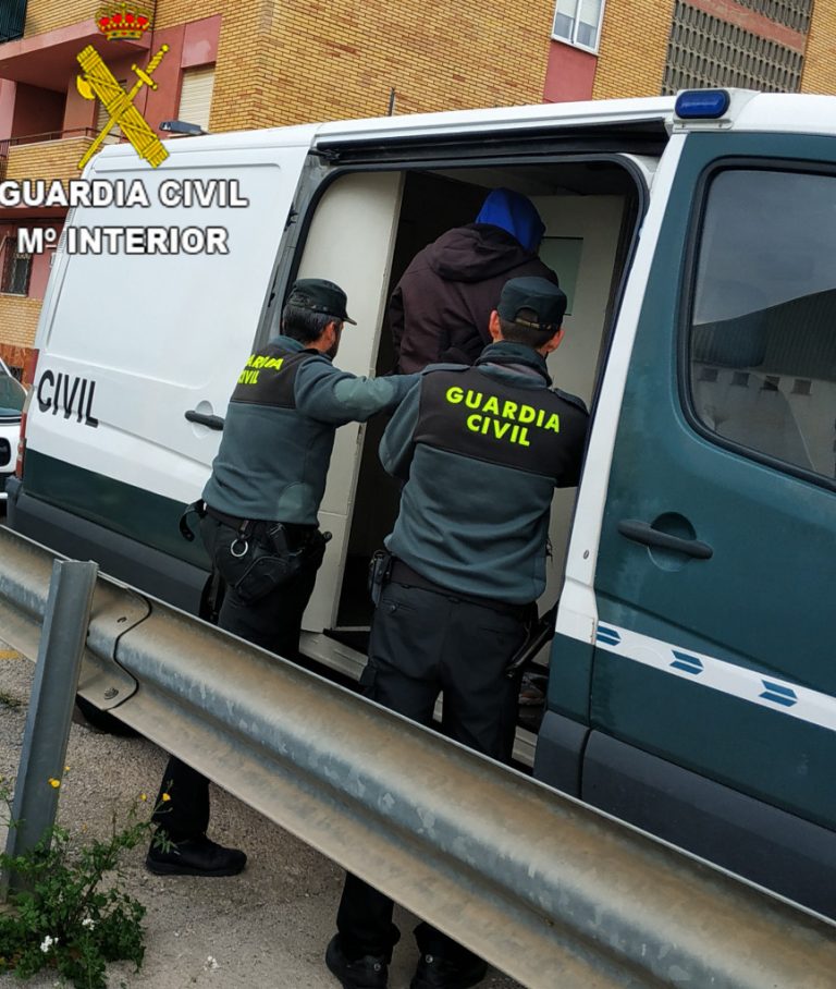 La Guardia Civil detiene a dos personas implicadas en 5 robos en establecimientos y vehículos de Silla