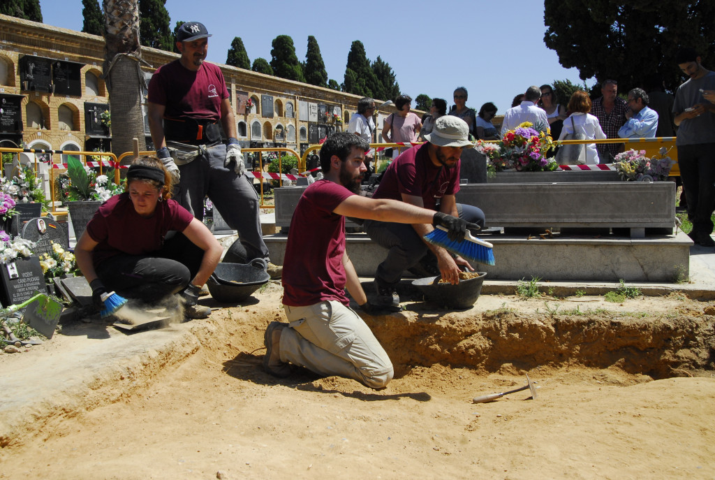 Familiares de represaliados piden a la Diputació iniciar las excavaciones en el patio interior del cementerio de Paterna