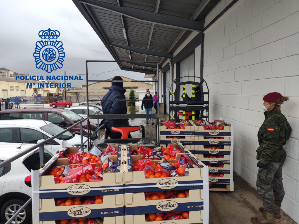 La Policía Nacional consigue 1.000 kilos de naranjas para residencias de personas mayores