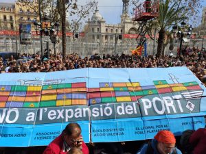 La Comissió Ciutat-Port exhibe una pancarta gigante contra la ampliación del puerto durante la 'mascletà'