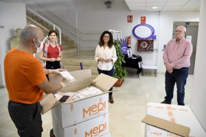 Entrega de mascarillas en Paiporta