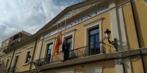 Manises banderas a media asta