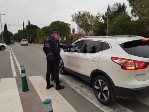 Reparto mascarillas a trabajadores polígono industriales de Paterna