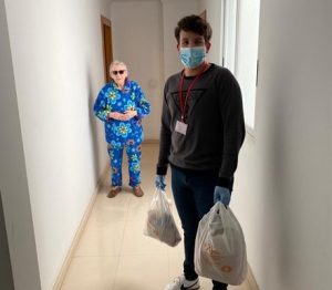 silla voluntario reparto comida