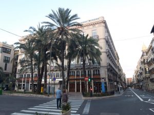 Confluencia de las céntricas calle de la Paz y Plaza de la Reina. Foto: Javier Furió