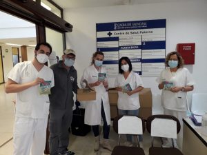 Entrega de golosinas personal sanitario