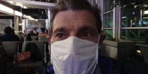 Néstor, con mascarilla, espera en el Aeropuerto de Ezeiza, en Buenos Aires, la salida del vuelo que lo ha traído de vuelta a Burjassot.