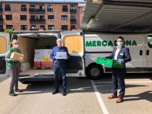 Representantes de Buñuelos Sin Fronteras con trabajadores de Mercadona durante la entrega de alimentos