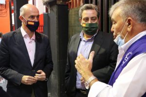 Pepe Gosálbez y José María Llanos con Jaime Serra, presidente del Banco de Alimentos