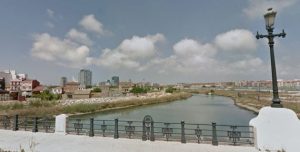 Una barrera anticontaminación de última generación instalada al final del antiguo cauce del Túria recogerá los residuos flotantes procedentes del tramo comprendido entre el Oceanogràfic y el puente de Astilleros