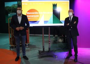 Jordi Mayor i mostren la portada del web firacomarques.com. Foto: Javier Furió