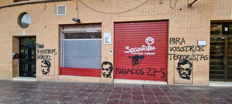 La sede del PSOE de Torrent amanece con pintadas en el aniversario de los últimos 5 fusilados del franquismo