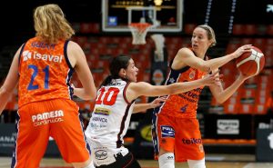 Gran juego coral para mantenerse invicto ante DM Ensino (77-46)