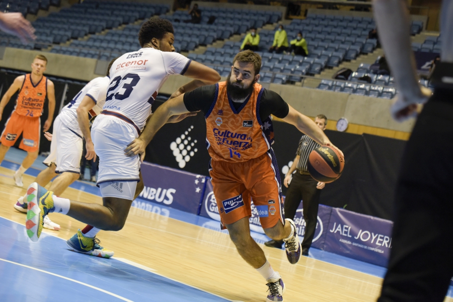 La tercera victoria de Valencia Basket en seis días llega en un thriller en Santiago (77-78)