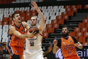 Remontada para volver a sumar en Liga Endesa ante Casademont Zaragoza (93-84)