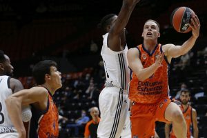 Valencia Basket saca un sufrido triunfo ante el LDLC ASVEL para estrenarse en Euroliga (65-63)