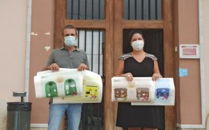 Museros está llevando a cabo una campaña de colocación de vinilos en los principales contenedores municipales