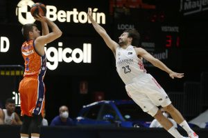 El Real Madrid desarmó en la primera parte a Valencia Basket en la Fonteta (78-86)