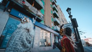 Los Reyes Magos visitan en Paterna a los niños y niñas confinados en sus casas por la Covid-19