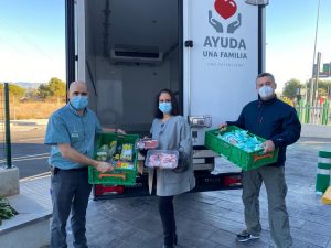 Representantes de la Fundación Ayuda Una Familia y Mercadona durante la entrega de alimentos