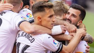 El Valencia CF gana al Granada CF y consolida su fortaleza en Mestalla (2-1)