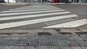 El Ayuntamiento de Alboraya ha instalado luces en la acera que cambian de color respecto al semáforo, facilitando el cruce para peatones
