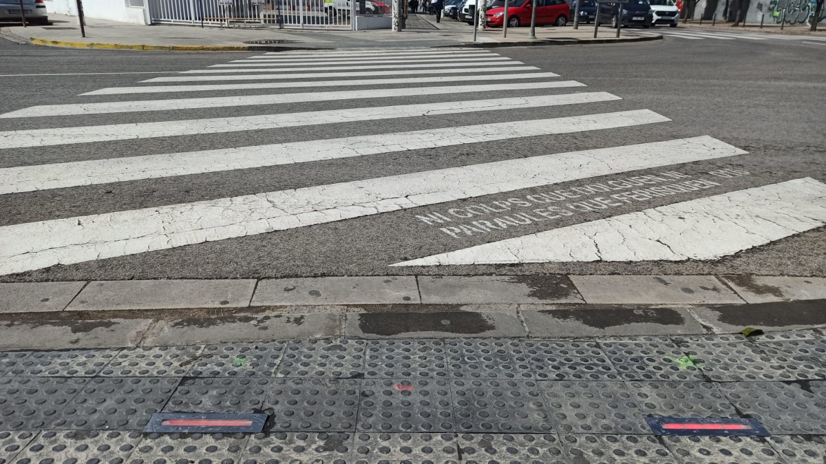 El Ayuntamiento de Alboraya ha instalado luces en la acera que cambian de color respecto al semáforo, facilitando el cruce para peatones