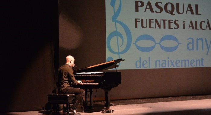 Francesc Valldecabres interpreta una pieza de Pascual Fuentes i Alcàsser.