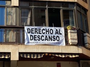 Una pancarta de protesta en un balcón de la plaza de Honduras