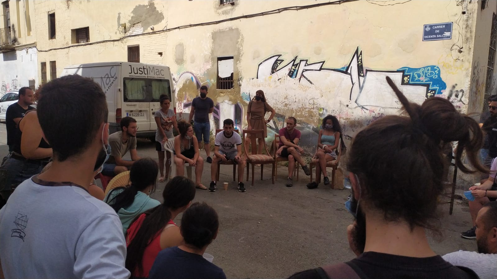 Construyendo Malilla y las 50 familias afectadas impidieron el desahucio en la calle Manuel Arnau Construyendo Malilla y las 50 familias afectadas impidieron el desahucio en la calle Manuel Arnau