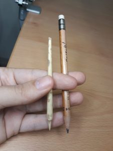 Comparación entre un stilus de hueso romano de la Almoina y un lápiz actual.