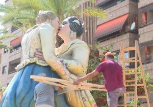 falla cronista beso lesbico