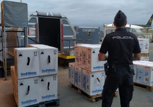 Llegada de 177.000 dosis de vacuna este lunes al aeropuerto de Manises.