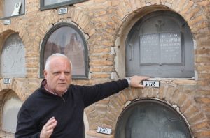 Rafael Solaz explicando durante una visita del Museo del Silencio