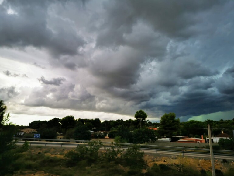 Emergencias eleva a naranja la alerta por tormentas en el interior de Valencia mientras la inestabilidad amenaza la comarca de L'Horta