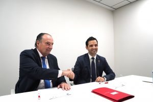 Firma convenio Alcalde Paterna y Pte Cámara Valencia