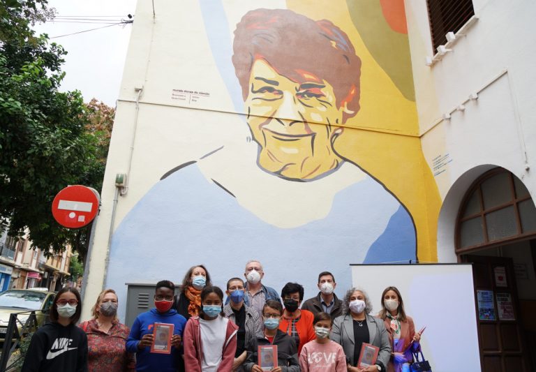 La científica Elvira Costell inaugura su mural en el CEIP San Juan de Ribera de Burjassot