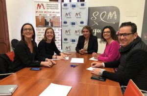 Dolors Gimeno i Maria Josep Amigó amb els representants de la Mancomunitat Horta Sud