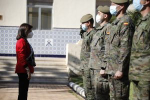 ministra de Defensa visita el Regimiento de Defensa NBQ 'Valencia' nº 1.