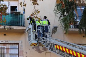Policía inspecciona la fachada de la zona de las casitas rosas donde murió un hombre a final de mes