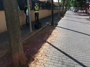 Trabajos de relleno de alcorques en Mas del Rosari - La Coma en Paterna