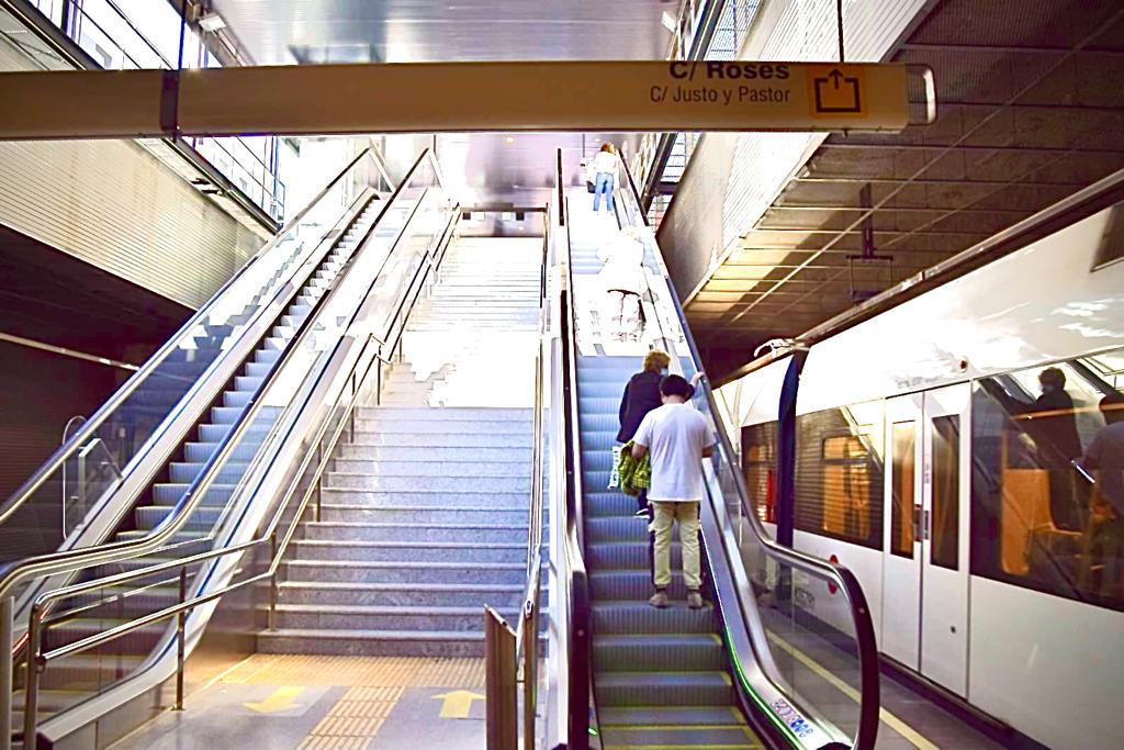 escaleras mecanicas estacion Metrovalencia