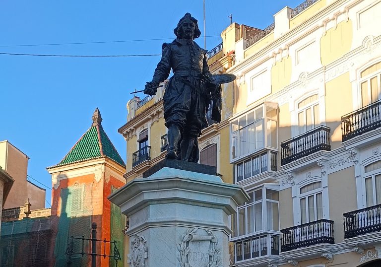 Finalizada la restauración de la escultura del pintor José Ribera en la plaza del Poeta Llorente de València