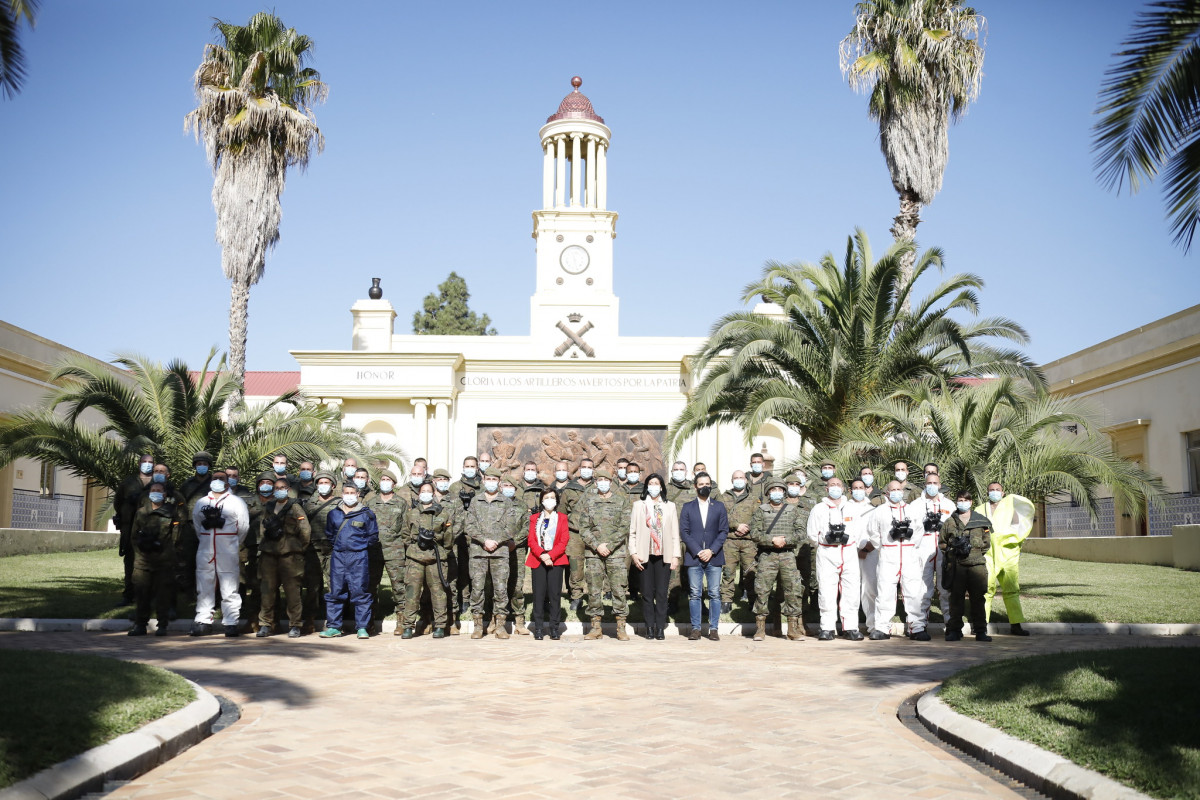 ministra de Defensa visita el Regimiento de Defensa NBQ 'Valencia' nº 1