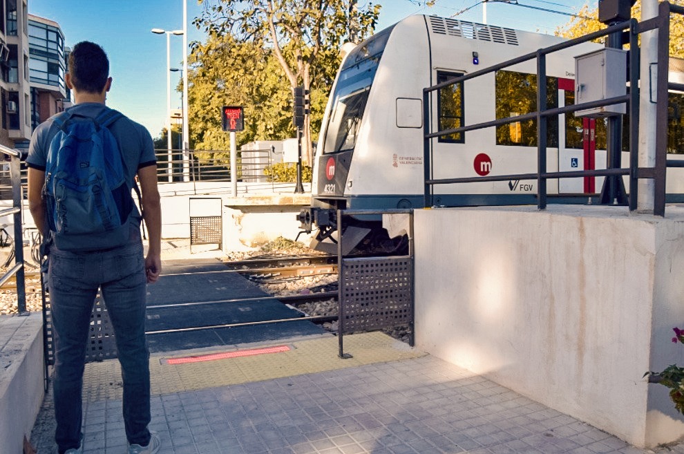 Ferrocarrils de la Generalitat abre al público el nuevo paso entre andenes de la estación de Seminari-CEU de Metrovalencia