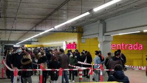 Colas ante el punto de vacunación en el Ikea de Alfafar